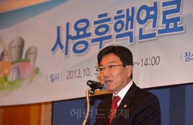 윤상직(정무직공무원/산업통상자원부장관)
30일 오후 서울 서초구 JW메리어트호텔에서 산업통상자원부는 윤상직 산업통상자원부장관이 참석한 가운데 사용후핵연료 공론화위원회 15명에 대한 위촉식을 가지고 공식출범식이 열렸다. 사용후핵연료 공론화위원회는 원전 지자체, 환경단체, 기술 및 인문사회 분야의 전문가들이 고루 참여하여 국민적 합의를 바탕으로 사용후핵연료관리대책을 마련하기 위해 출범했다. 윤상직 장관이 축사를 하고 있다.