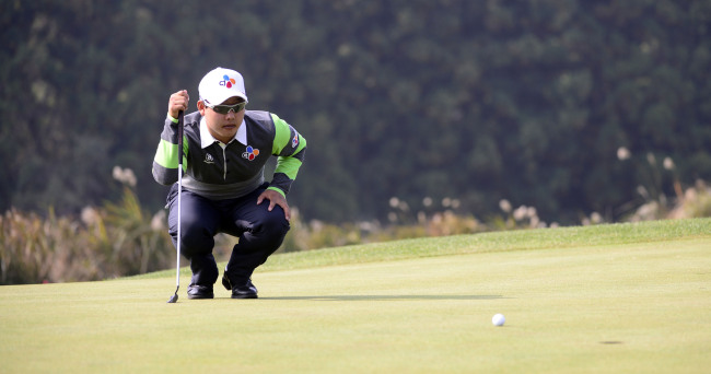 Kim Gwi-hwan lines up a putt on Wednesday.   Park Hae-mook/The Korea Herald