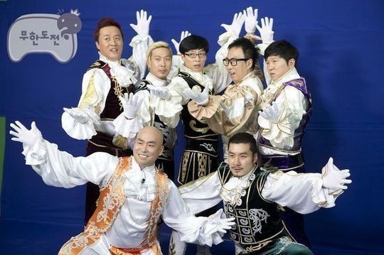 정준하(뒤쪽좌부터/MC/영화배우),하하(하동훈/가수),유재석(MC/개그맨),박명수(MC/가수),정형돈(MC/개그맨),길(길성준/가수/리쌍),노홍철(MC)
10월 한국인들이 좋아하는 프로그램 1위로 ‘무한도전’이 꼽혔다.