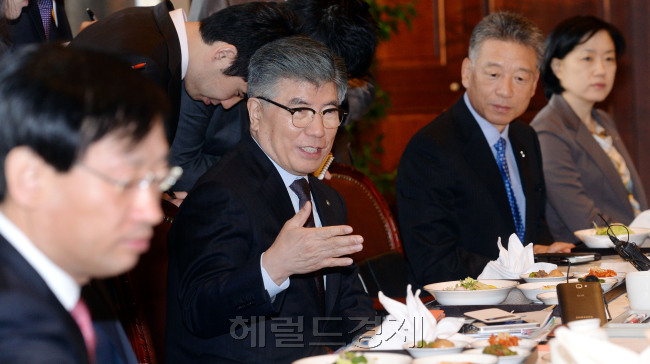 31일 오전 서울 남대문로 한국은행에서 열린 '대기업 CEO 간담회'에서  김중수 한은 총재가 모두발언을 하고 있다./안훈기자 rosedale@ 2013.10.31
31일 오전 서울 남대문로 한국은행에서 열린 '대기업 CEO 간담회'에서  김중수 한은 총재가 모두발언을 하고 있다./안훈기자 rosedale@ 2013.10.31
31일 오전 서울 남대문로 한국은행에서 열린 '대기업 CEO 간담회'에서  김중수 한은 총재가 모두발언을 하고 있다./안훈기자 rosedale@ 2013.10.31