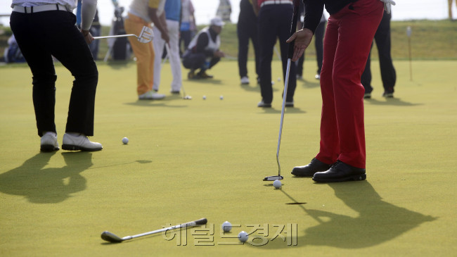 31일 오전  제주 서귀포시 롯데스카이힐 골프장 힐ㆍ오션 코스(파72ㆍ7228야드)에서 열리고 있는 헤럴드 KYJ 투어챔피언십 에서 참가선수들이 퍼팅연습장에서 퍼팅을 하고있다. [제주=박해묵 기자/mook@heraldcorp.com]
31일 오전  제주 서귀포시 롯데스카이힐 골프장 힐ㆍ오션 코스(파72ㆍ7228야드)에서 열리고 있는 헤럴드 KYJ 투어챔피언십 에서 참가선수들이 퍼팅연습장에서 퍼팅을 하고있다. [제주=박해묵 기자/mook@heraldcorp.com]
31일 오전  제주 서귀포시 롯데스카이힐 골프장 힐ㆍ오션 코스(파72ㆍ7228야드)에서 열리고 있는 헤럴드 KYJ 투어챔피언십 에서 참가선수들이 퍼팅연습장에서 퍼팅을 하고있다. [제주=박해묵 기자/mook@heraldcorp.com]