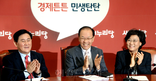 새누리당 황우여 대표와 최경환 원내대표는 31일오전 국회에서 최고위원회의를 열고 10·30 재·보궐선거에 승리한 후보를 축하해 주고 있다. 박현구 기자phko@heraldcorp.com
새누리당 황우여 대표와 최경환 원내대표는 31일오전 국회에서 최고위원회의를 열고 10·30 재·보궐선거에 승리한 후보를 축하해 주고 있다. 박현구 기자phko@heraldcorp.com
31일 새누리당은 환호했고, 민주당은 침묵했다. 새누리당 후보의 압승으로 끝난 재보선에 대해 새누리당 지도부는 “정쟁에만 몰두하는 야당에 대한 국민 심판”이라고 평가했다. 민주당은 “민주당에 대한 국민의 신뢰를 되찾아오는 데 보다 더 혼신의 노력을 다하겠다”고 반성했다.