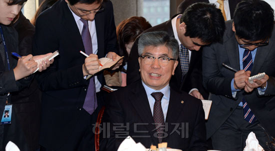 김중수(금융인/전대학총장/한국은행총재)
31일 오전 서울 남대문로 한국은행에서 열린 ‘대기업 CEO 간담회’에서 김중수 한은 총재가 모두발언을 하고 있다. 이날 김 총재는 “미국의 양적완화 정책이 유지됐지만, 주가는 오히려 떨어졌다”며 “전날까지는 (양적완화가 유지될 거란) 기대심리가 주가에 반영됐지만, 이제는 시장이 반대방향으로 갈 수 있다고 본다는 얘기”라고 말했다.