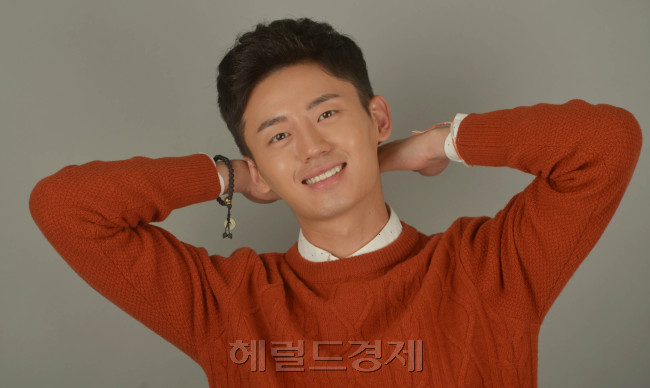 이지훈(탤런트)
대표님’을 달고 살았다. 조정석과 아이유의 오작교 역할을 자처하며 “확 고백해버리라”고 칭얼거렸다. 사방팔방 휘저으며 사고도 쳤다. 그 때마다 ‘대표님’을 부르며 표정으로 몸으로 캐릭터에 녹아들었다.