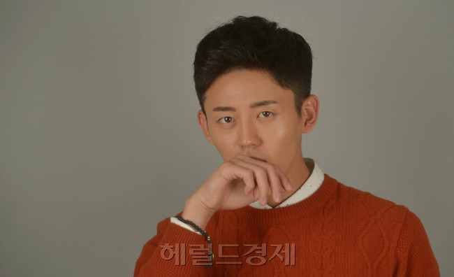 이지훈(탤런트)
대표님’을 달고 살았다. 조정석과 아이유의 오작교 역할을 자처하며 “확 고백해버리라”고 칭얼거렸다. 사방팔방 휘저으며 사고도 쳤다. 그 때마다 ‘대표님’을 부르며 표정으로 몸으로 캐릭터에 녹아들었다.