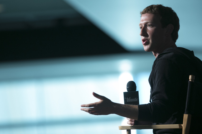 마크주커버그(MarkZuckerberg/기업인/페이스북CEO)
NEW YORK (AP) ― Facebook’s latest quarterly results showed continued strength in mobile advertising, which spurred a 60 percent revenue increase in the July-September quarter.
