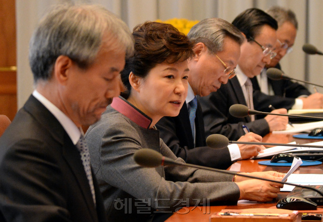 31일 오전 청와대에서 열린 수석비서관회의에서 박근혜대통령이 모두발언을 하고 있다.<br />/ 정희조 기자 checho@ 2013.10.31
박근혜 대통령은 31일 오전 청와대에서 수석비서관회의를 주재하고, 국정원 댓글 사건에 대해 철저한 수사와 함께 책임자 처벌을 약속했다. 수석비서관회의는 4주 만에 열렸다.
정희조 기자/checho@heraldcorp.com