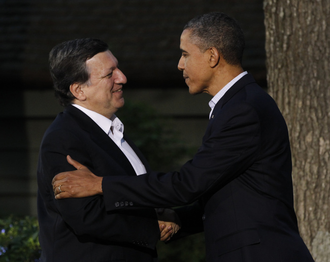 U.S. President Barack Obama (right) greets president of the European Commission Jose Manuel during the G8 Summit in Camp David, Maryland, May 18, 2012 .   AP-Yonhap News