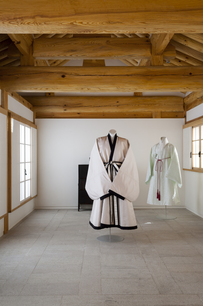 Po, an outer robe worn by Joseon literati, recreated in modern men’s sizes.   Arumjigi Culture Keepers Foundation