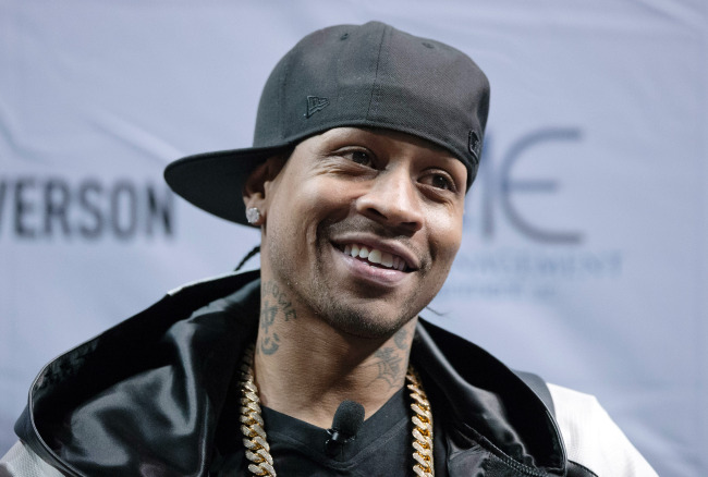 Former Philadelphia 76ers Allen Iverson speaks during an news conference Wednesday in Philadelphia, where he officially announced his retirement from the NBA. (AP-Yonhap News)