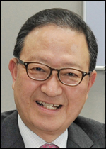 윤영두(기업인/아시아나항공사장)
아시아나항공은 31일 미얀마 양곤에 있는 쉐다곤 파고다에서 윤영두<사진> 아시아나항공 사장, 뮌 스웨 양곤 주지사 등 관계자 100여명이 참석한 가운데 친환경 태양광 가로등 업무협약 체결 및 기증 행사를 가졌다.