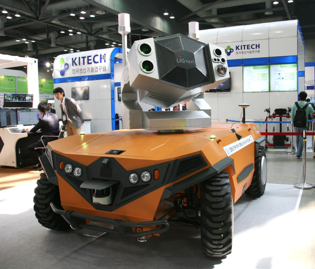 LIG Nex1’s bird repelling robot.    LIG Nex1