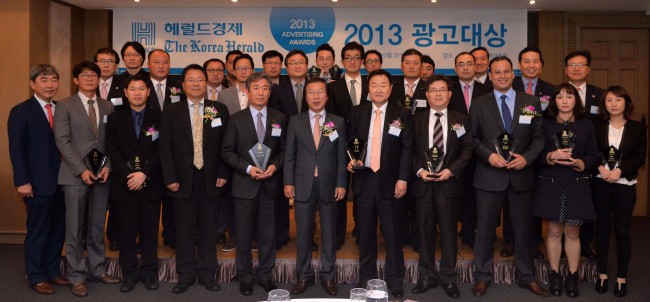 Herald Corp. publisher and CEO Lee Young-man (center, front row) poses with the winners of The Korea Herald Advertising Awards for this year at the award ceremony in Seoul on Thursday. SK Corp. won the grand prize with its advertisement about its social contribution activities.
Lee Sang-sub/The Korea Herald