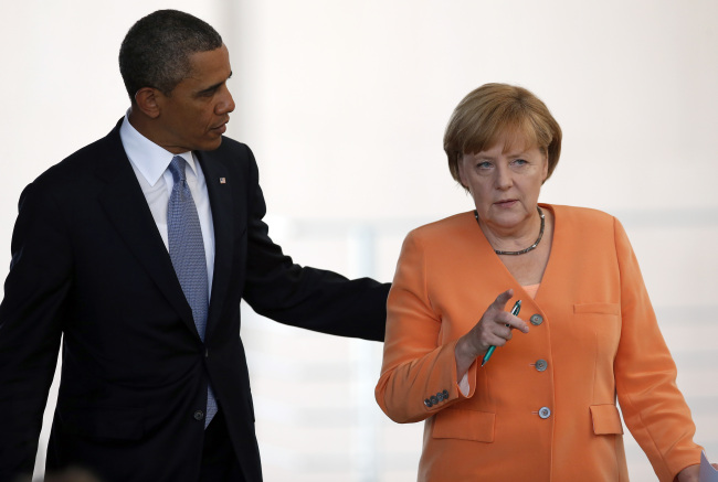 버락오바마(좌부터/BarackObama/정치인/미국대통령),앙겔라메르켈(AngelaMerkel/정치인/독일총리)
U.S. President Barack Obama (left) and German Chancellor Angela Merkel arrive for a news conference at the chancellery in Berlin on June 19.   AP-Yonhap News