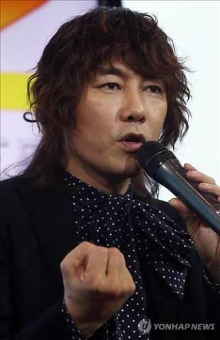 김장훈(가수)
김장훈 측은 지난 25일 ‘독도의 날’을 맞아 진행했던 ‘독도아트쑈 인 뉴욕’을 시작으로 ‘김장훈 월드투어’와 병행한 ‘독도아트쑈 월드투어’를 진행하고 있다. 김장훈은 뉴욕에서 귀국해 모금 활동 중이다.