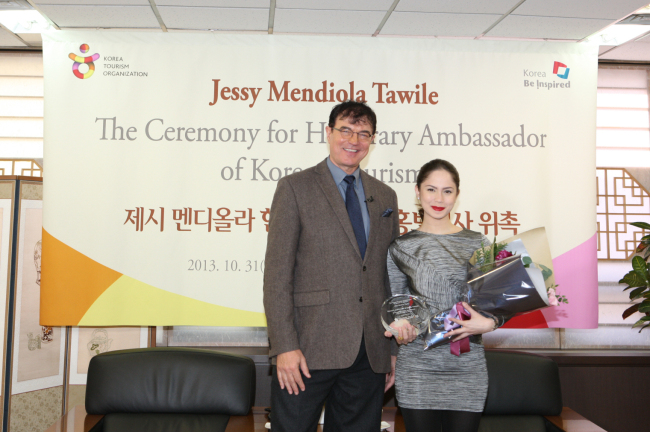 이참(좌부터/BernhardQuandt/공기업인/탤런트/한국관광공사사장/예일회계법인고문),제시멘디올라(JessyM.Tawile/배우/모델)
한국관광공사(사장 이참)는 필리핀 톱클래스 배우 겸 모델인 제시 멘디올라(본명: Jessy M. Tawile, 21세, 여)를 10월 31일 공사 16층 회의실에서 한국관광명예홍보대사로 위촉했다.