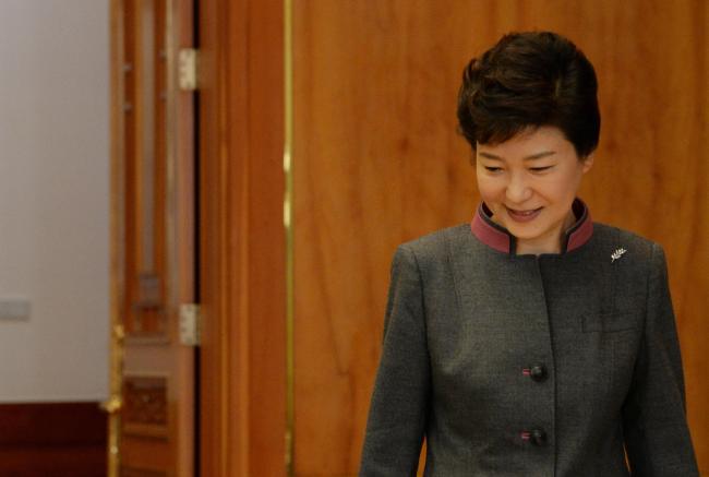 박근혜(대통령/대한민국대통령)
박근혜 대통령은 31일 국가정보원 댓글 논란 등에 대해 "개인적으로 의혹 살 일을 하지 않았음에도 불구하고 선거(지난해 대선)에 국가기관이 개입했다는 의혹이 제기되고 있는데, 그 의혹들에 대해서는 반드시 국민들께 정확히 밝히고 책임을 물을 것이 있다면 물을 것"이라고 밝혔다.