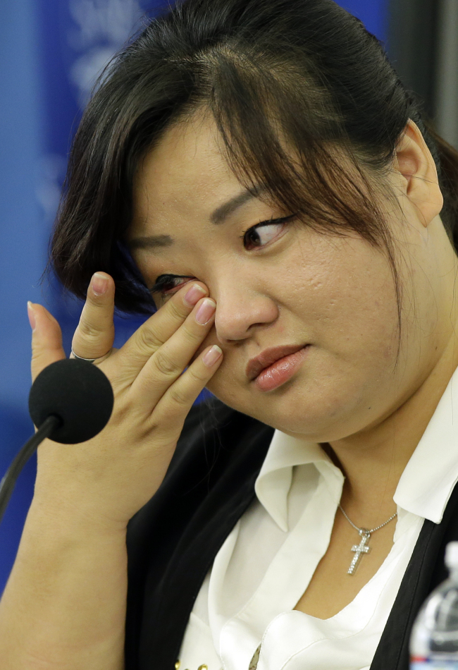 Jo Jin-hye wipes a tear as she testifies during a hearing of the United Nations mandated Commission of Inquiry about the human rights situation in North Korea, in Washington on Wednesday. Jo wept while talking about her brother dying in her arms. (AP-Yonhap News)