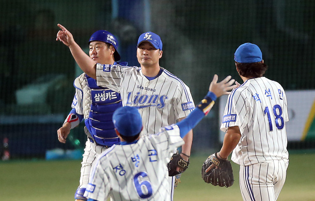 <YONHAP PHOTO-2045> <2013 KS> '이겼다!' (대구=연합뉴스) 신준희 기자 = 31일 대구구장에서 열린 2013 프로야구 한국시리즈 6차전 삼성과 두산의 경기가 6대2 삼성의 승리로 끝났다. 경기를 마친 삼성 선수들이 기쁨을 나누고 있다. 2013.10.31 hama@yna.co.kr/2013-10-31 21:51:57/ <저작권자 ⓒ 1980-2013 ㈜연합뉴스. 무단 전재 재배포 금지.>