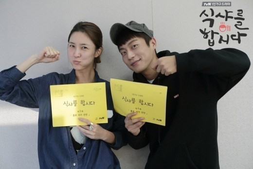 이수경(좌부터/탤런트/영화배우),윤두준(가수/탤런트/비스트)
배우 이수경과 윤두준의 대본 인증샷이 공개돼 눈길을 끌었다.