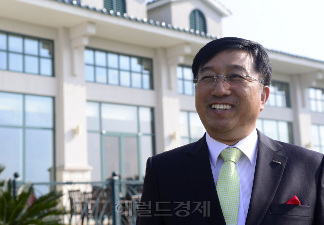 임종택 롯데스카이힐제주 이사. 박해묵 기자/mook@heraldcorp.com
임종택 롯데스카이힐제주 이사. 박해묵 기자/mook@heraldcorp.com
임종택 롯데스카이힐제주 이사. 박해묵 기자/mook@heraldcorp.com