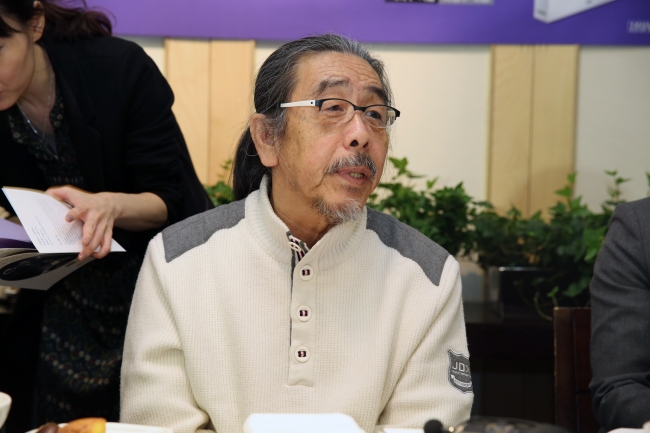 이외수(소설가)
내놓는 책마다 베스트셀러에 오르고 독자들이 가장 좋아하는 작가로 꼽히는 이외수(63)는 등단 30여년째를 맞지만 여전히 그의 작품은 평단의 논외 대상이며 자리를 못 잡고 있다.