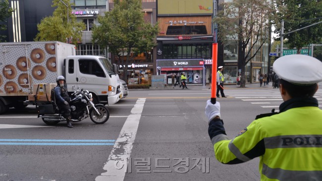 1일 오전 서울 종로2가 사거리에서 경찰들이 정지선 침범 및 꼬리물기 차량을 집중단속하고 있다. 경찰은 4월부터 집중단속 해 왔으며, 단속효과가 크다는  판단 아래 1일 부터 빨간색 신호에 교차로나 횡단보도 정지선을 넘는 행위와 녹색 신호에 횡단보도에 정차, 보행자의 통행을 방해하는 행위를 중점 단속할 예정이다.<br />이상섭 기자. babtong@heraldcorp.com 2013.11.01