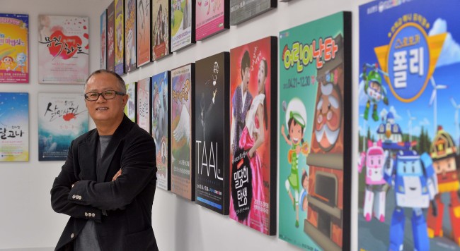 Actor breaks ground with nonverbal plays Actor and theater producer Song Seung-whan, famous for his nonverbal performance “Nanta,” poses for a photo in his office in Seoul on Thursday.   Lee Sang-sub/The Korea Herald