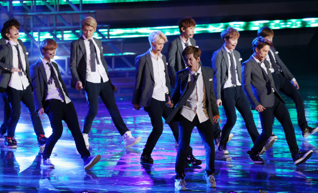 EXO performs at the 2013 Asia Song Festival on Oct. 9 at Jamsil Stadium.   Yonhap News