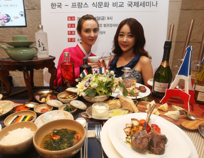 Models showcase traditional dishes of Korea and France during the first seminar on the comparison of the culinary cultures of the two countries, hosted by the French Agriculture Ministry, in Seoul on Friday. Yonhap News