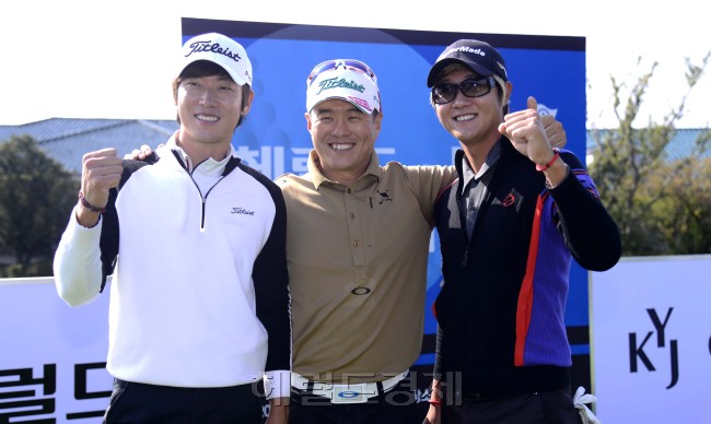 한국프로골프(KPGA) 코리안투어 시즌 마지막 대회인 헤럴드·KYJ 투어챔피언십 최종라운드가 1일 오전 제주 서귀포시 롯데스카이힐 골프장 힐ㆍ오션 코스(파72ㆍ7228야드)에서 열리고 있는 가운데 챔피언조에 속한 김태훈,김형태404, 허인회 선수가 1번홀에서 화이팅을 외치고 있다. 제주=박해묵 기자/mook@heraldcorp.com
한국프로골프(KPGA) 코리안투어 시즌 마지막 대회인 헤럴드·KYJ 투어챔피언십 최종라운드가 1일 오전 제주 서귀포시 롯데스카이힐 골프장 힐ㆍ오션 코스(파72ㆍ7228야드)에서 열리고 있는 가운데 챔피언조에 속한 김태훈,김형태404, 허인회 선수가 1번홀에서 화이팅을 외치고 있다. 제주=박해묵 기자/mook@heraldcorp.com
한국프로골프(KPGA) 코리안투어 시즌 마지막 대회인 헤럴드·KYJ 투어챔피언십 최종라운드가 1일 오전 제주 서귀포시 롯데스카이힐 골프장 힐ㆍ오션 코스(파72ㆍ7228야드)에서 열리고 있는 가운데 챔피언조에 속한 김태훈,김형태404, 허인회 선수가 1번홀에서 화이팅을 외치고 있다. 제주=박해묵 기자/mook@heraldcorp.com