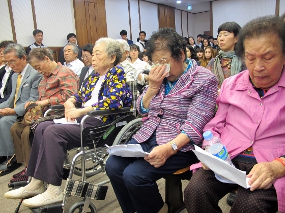 Korean forced wartime laborers and their supporters celebrate after winning a lawsuit against Mitsubishi Heavy Industries Ltd. at the Gwangju District Court on Friday. (Yonhap News)