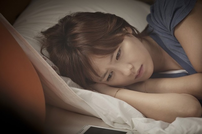 손예진(손언진/영화배우/탤런트)
Thriller. Directed by Guk Dong-suk. Da-eun (Son Ye-jin) becomes suspicious about her father (Kim Kap-soo) and thinks he might be the culprit in a kidnap-turned-murder case. With only 15 days remaining until the statute of limitations expires, Da-eun begins to look into her father’s hazy past.