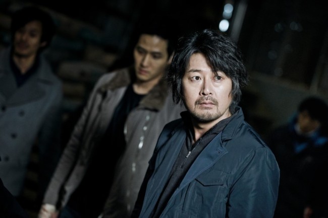 김윤석(영화배우/탤런트)
Action. Thriller. Directed by Jang Joon-hwan. A five-member crime organization lives on a deserted farm in the middle of a forest. A plan-gone-wrong leaves the gang with a kidnapped boy, and the five members ― Seok-tae (Kim Yoon-seok), Ki-tae (Jo Jin-woong), Jin-sung (Jang Hyun-sung), Dong-beom (Kim Sung-kun) and Beom-soo (Park Hae-joon) ― raise the boy as their son