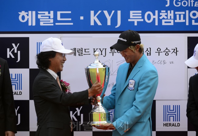 한국프로골프(KPGA) 코리안투어 시즌 마지막 대회인 헤럴드·KYJ 투어챔피언십이 1일  1일 제주 서귀포시 롯데스카이힐 골프장 힐ㆍ오션 코스(파72ㆍ7228야드)에서 열린 가운데 이번에 대회에서 우승한 허인회 선수가 이영만 (주)헤럴드 대표로 부터 우승트로피를 받고 있다. 제주=박해묵 기자/mook@heraldcorp.com
한국프로골프(KPGA) 코리안투어 시즌 마지막 대회인 헤럴드·KYJ 투어챔피언십이 1일  1일 제주 서귀포시 롯데스카이힐 골프장 힐ㆍ오션 코스(파72ㆍ7228야드)에서 열린 가운데 이번에 대회에서 우승한 허인회 선수가 이영만 (주)헤럴드 대표로 부터 우승트로피를 받고 있다. 제주=박해묵 기자/mook@heraldcorp.com
한국프로골프(KPGA) 코리안투어 시즌 마지막 대회인 헤럴드·KYJ 투어챔피언십이 1일  1일 제주 서귀포시 롯데스카이힐 골프장 힐ㆍ오션 코스(파72ㆍ7228야드)에서 열린 가운데 이번에 대회에서 우승한 허인회 선수가 이영만 (주)헤럴드 대표로 부터 우승트로피를 받고 있다. 제주=박해묵 기자/mook@heraldcorp.com