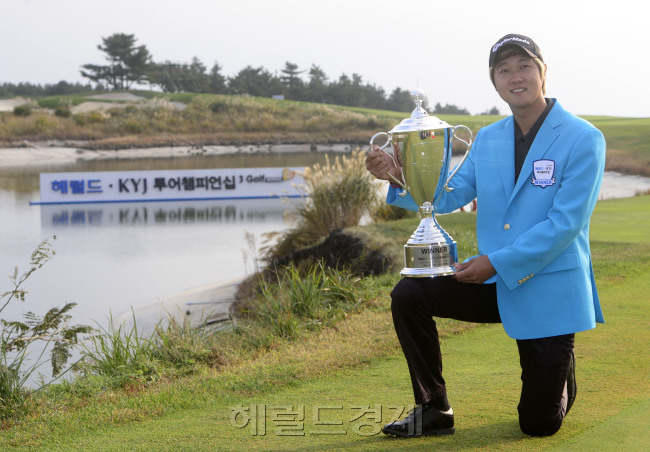 한국프로골프(KPGA) 코리안투어 시즌 마지막 대회인 헤럴드·KYJ 투어챔피언십이 1일  1일 제주 서귀포시 롯데스카이힐 골프장 힐ㆍ오션 코스(파72ㆍ7228야드)에서 열린 가운데 이번에 대회에서 우승한 허인회 선수가 우승트로피와 함께 포즈를 취하고 있다. 제주=박해묵 기자/mook@heraldcorp.com
한국프로골프(KPGA) 코리안투어 시즌 마지막 대회인 헤럴드·KYJ 투어챔피언십이 1일  1일 제주 서귀포시 롯데스카이힐 골프장 힐ㆍ오션 코스(파72ㆍ7228야드)에서 열린 가운데 이번에 대회에서 우승한 허인회 선수가 우승트로피와 함께 포즈를 취하고 있다. 제주=박해묵 기자/mook@heraldcorp.com
한국프로골프(KPGA) 코리안투어 시즌 마지막 대회인 헤럴드·KYJ 투어챔피언십이 1일  1일 제주 서귀포시 롯데스카이힐 골프장 힐ㆍ오션 코스(파72ㆍ7228야드)에서 열린 가운데 이번에 대회에서 우승한 허인회 선수가 우승트로피와 함께 포즈를 취하고 있다. 제주=박해묵 기자/mook@heraldcorp.com
