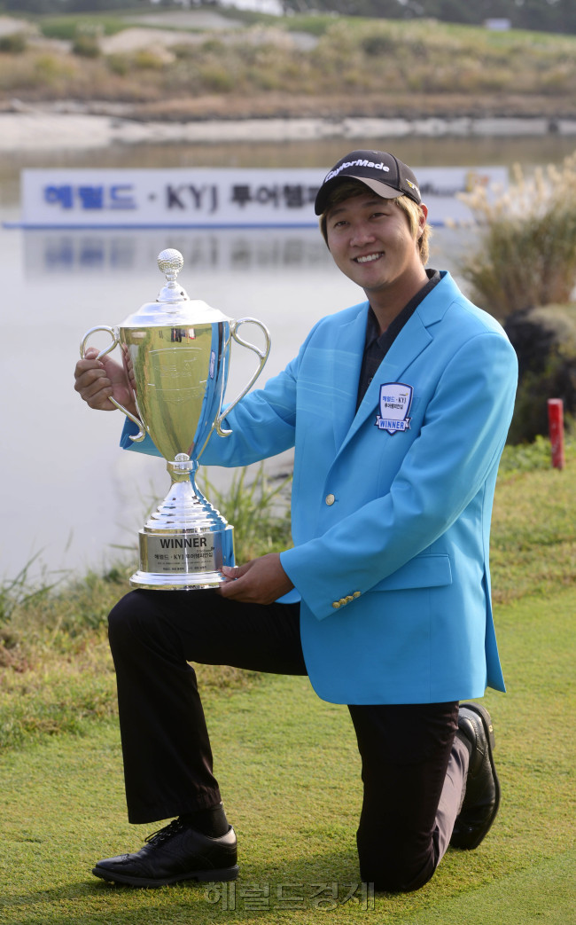 한국프로골프(KPGA) 코리안투어 시즌 마지막 대회인 헤럴드·KYJ 투어챔피언십이 1일  1일 제주 서귀포시 롯데스카이힐 골프장 힐ㆍ오션 코스(파72ㆍ7228야드)에서 열린 가운데 이번에 대회에서 우승한 허인회 선수가 우승트로피와 함께 포즈를 취하고 있다. 제주=박해묵 기자/mook@heraldcorp.com
한국프로골프(KPGA) 코리안투어 시즌 마지막 대회인 헤럴드·KYJ 투어챔피언십이 1일  1일 제주 서귀포시 롯데스카이힐 골프장 힐ㆍ오션 코스(파72ㆍ7228야드)에서 열린 가운데 이번에 대회에서 우승한 허인회 선수가 우승트로피와 함께 포즈를 취하고 있다. 제주=박해묵 기자/mook@heraldcorp.com
한국프로골프(KPGA) 코리안투어 시즌 마지막 대회인 헤럴드·KYJ 투어챔피언십이 1일  1일 제주 서귀포시 롯데스카이힐 골프장 힐ㆍ오션 코스(파72ㆍ7228야드)에서 열린 가운데 이번에 대회에서 우승한 허인회 선수가 우승트로피와 함께 포즈를 취하고 있다. 제주=박해묵 기자/mook@heraldcorp.com