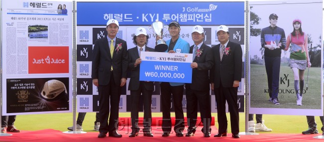 한국프로골프(KPGA) 코리안투어 시즌 마지막 대회인 헤럴드·KYJ 투어챔피언십이 1일  1일 제주 서귀포시 롯데스카이힐 골프장 힐ㆍ오션 코스(파72ㆍ7228야드)에서 열린 가운데 이번에 대회에서 우승한 허인회 선수가 주요인사들과 기념촬영을 하고 있다.(사진 왼쪽부터  명노훈 롯데스카이힐 C.C 총괄이사,  이영만 (주)헤럴드대표, 허인회 선수, 황성하 KPGA 회장, 우찬웅 (주)코웰커뮤니케이션스 대표이사) 제주=박해묵 기자/mook@heraldcorp.com
한국프로골프(KPGA) 코리안투어 시즌 마지막 대회인 헤럴드·KYJ 투어챔피언십이 1일  1일 제주 서귀포시 롯데스카이힐 골프장 힐ㆍ오션 코스(파72ㆍ7228야드)에서 열린 가운데 이번에 대회에서 우승한 허인회 선수가 주요인사들과 기념촬영을 하고 있다.(사진 왼쪽부터  명노훈 롯데스카이힐 C.C 총괄이사,  이영만 (주)헤럴드대표, 허인회 선수, 황성하 KPGA 회장, 우찬웅 (주)코웰커뮤니케이션스 대표이사) 제주=박해묵 기자/mook@heraldcorp.com
한국프로골프(KPGA) 코리안투어 시즌 마지막 대회인 헤럴드·KYJ 투어챔피언십이 1일  1일 제주 서귀포시 롯데스카이힐 골프장 힐ㆍ오션 코스(파72ㆍ7228야드)에서 열린 가운데 이번에 대회에서 우승한 허인회 선수가 주요인사들과 기념촬영을 하고 있다.(사진 왼쪽부터  명노훈 롯데스카이힐 C.C 총괄이사,  이영만 (주)헤럴드대표, 허인회 선수, 황성하 KPGA 회장, 우찬웅 (주)코웰커뮤니케이션스 대표이사) 제주=박해묵 기자/mook@heraldcorp.com