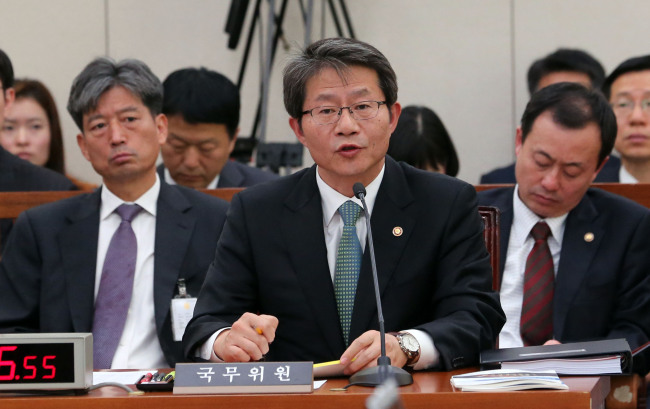Unification Minister Ryoo Kihl-jae responds to lawmakers’ questions during a parliamentary audit Friday.   Yonhap News