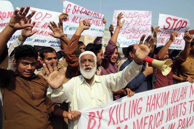 Protesters from United Citizen Action shout anti-U.S. slogans during a protest against the killing of Taliban leader Hakimullah Mehsud in a U.S. drone attack in the Pakistani tribal region of Multan on Saturday.   AFP-Yonhap News