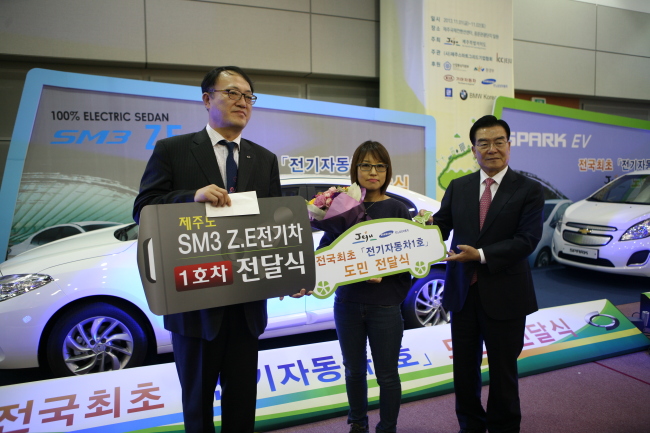 Renault Samsung Motors on Friday handed over the SM3 Z.E. electric car to its first private customer on Jejudo Island where the fourth Smart Grid Day is being held.   Renault Samsung Motors
