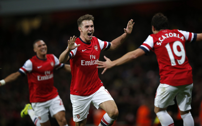 Aaron Ramsey (center) of Arsenal celebrates scoring against Liverpool on Saturday.   Xinhua-Yonahp News