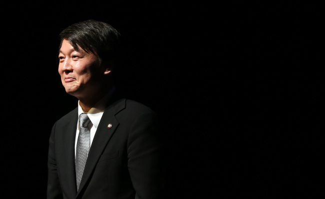 Rep. Ahn Cheol-soo attends a forum held by young doctors in Seoul on Sunday.   Yonhap News