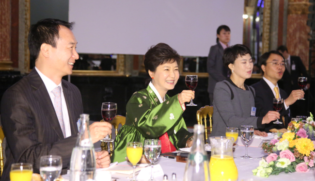 President Park Geun-hye makes a toast during a luncheon meeting with Korean residents in Paris, France, on Sunday. (Yonhap News)