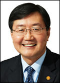 전광우(교수/전정무직공무원/연세대학교경제대학원석좌교수)
금융위원장과 국민연금공단 이사장을 역임한 전광우<사진> 연세대 석좌교수가 싱가포르경영대학(SMU) 총장 초청으로 ‘고령화 시대의 국가 전략’을 주제로 강연차 4일 오후 출국한다.