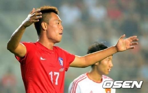 김신욱(축구선수/울산현대축구단공격수)
박주영(아스널)은 이번에도 없었다. 고민 중인 원톱 스트라이커 자리엔 ‘장신 골잡이’ 김신욱(울산)이 낙점됐다.
