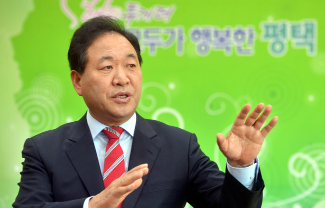 Pyeongtaek City Mayor Kim Sun-ki speaks in an interview with The Korea Herald last week.   Kim Myung-sub/The Korea Herald