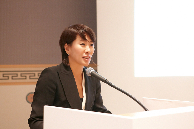 Procter & Gamble Korea’s chief executive Lee Sue-kyung speaks during a media event held at the Shilla Jeju on Jejudo Island, Friday.   P&G Korea