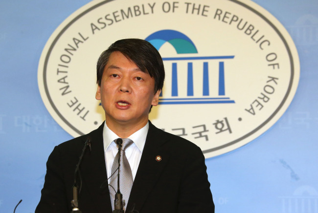 안철수(국회의원/국회)
Independent Rep. Ahn Cheol-soo, a former presidential candidate considered a “sleeping dragon” of Korean politics, appears to be speeding up the process of establishing his own party ahead of next year’s local elections.