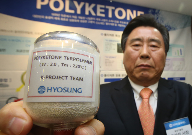 Hyosung R&DB Labs president Woo Sang-sun exhibits Polyketone, a new and advanced polymeric material, at a press conference in Seoul on Monday.   Yonhap News